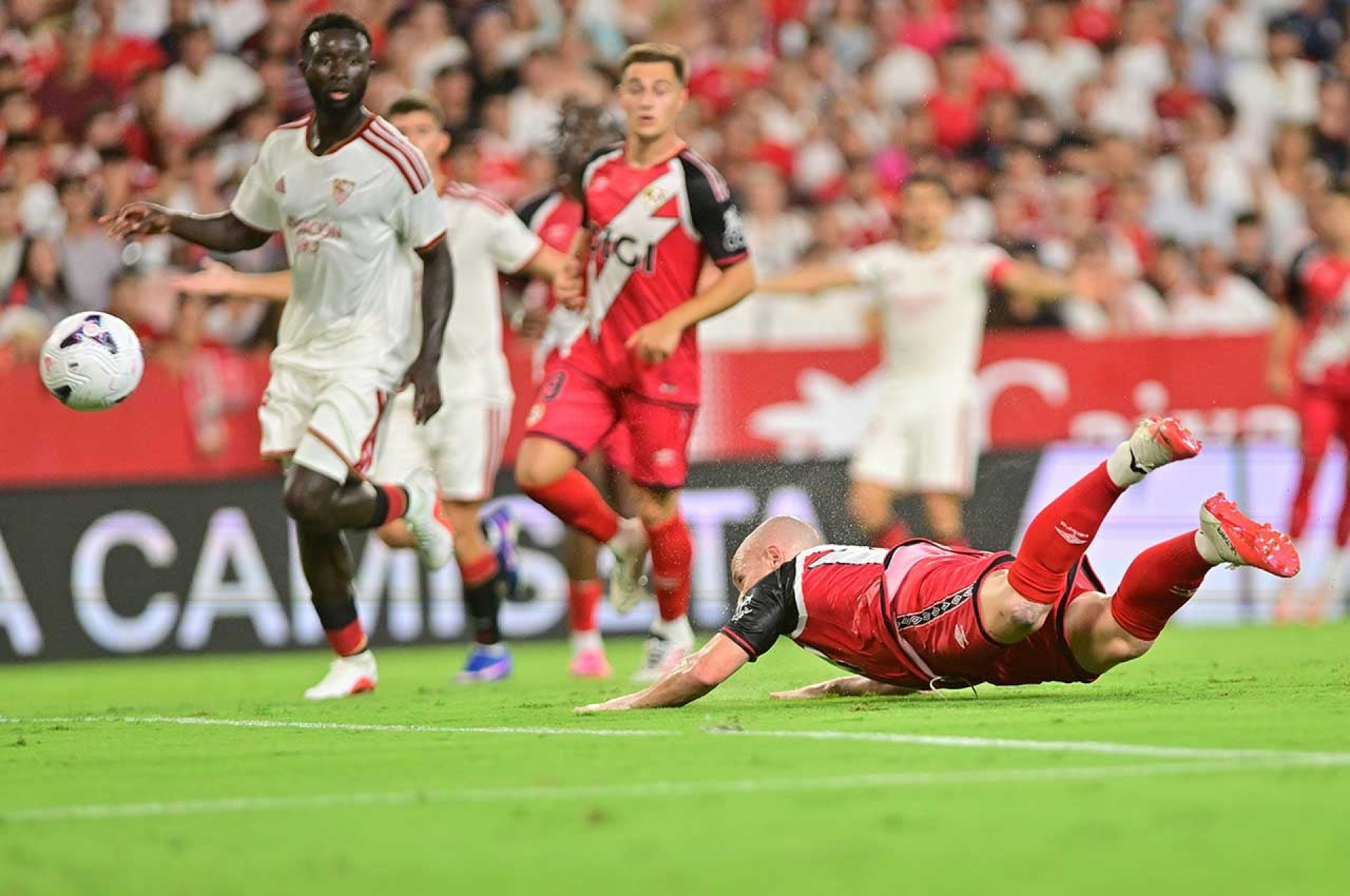 Sevilla vira no fim sobre Rayo Vallecano pela estreia do Espanhol