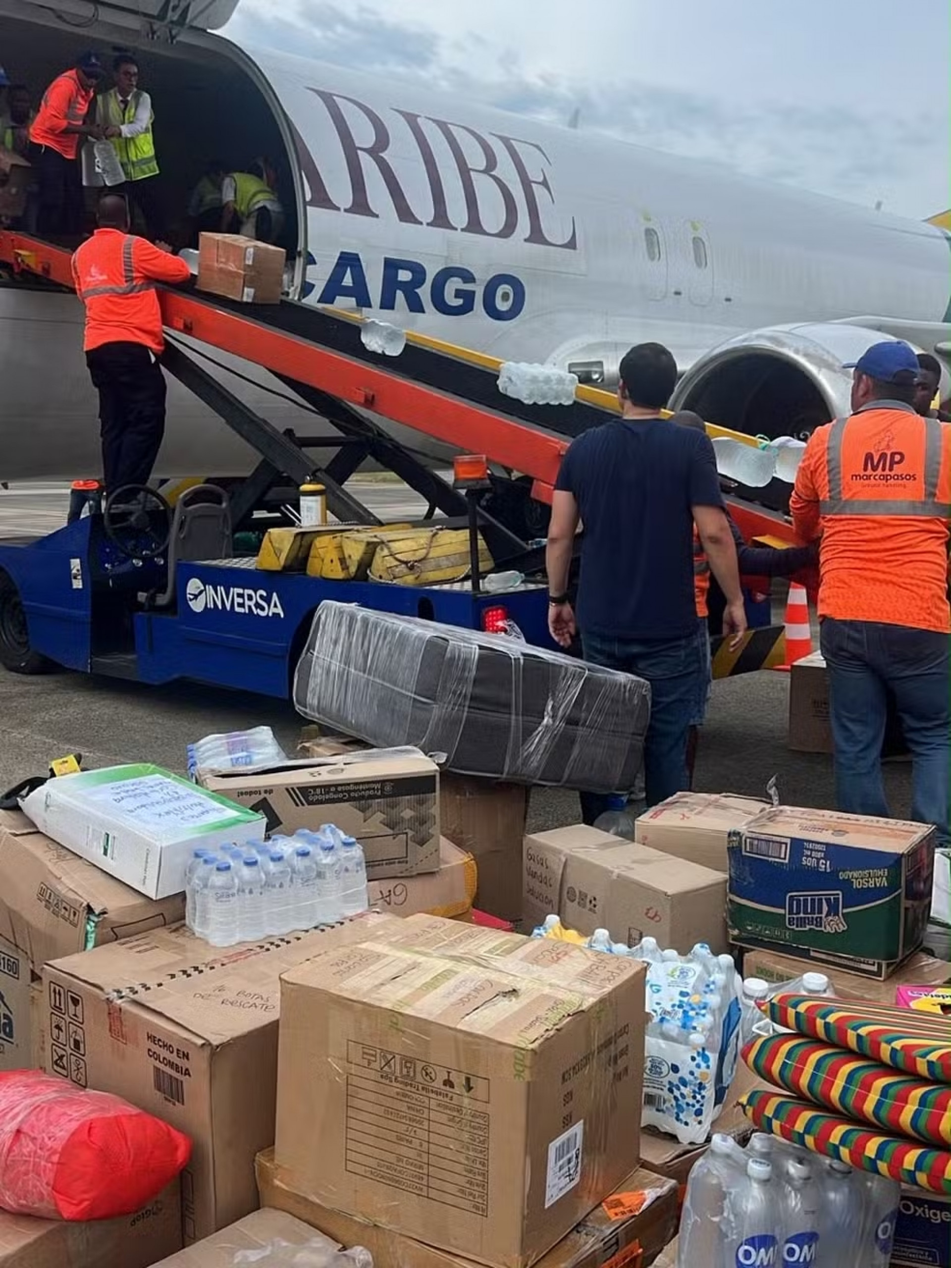 Avião com alimentos organizado por Carlos Cuesta
