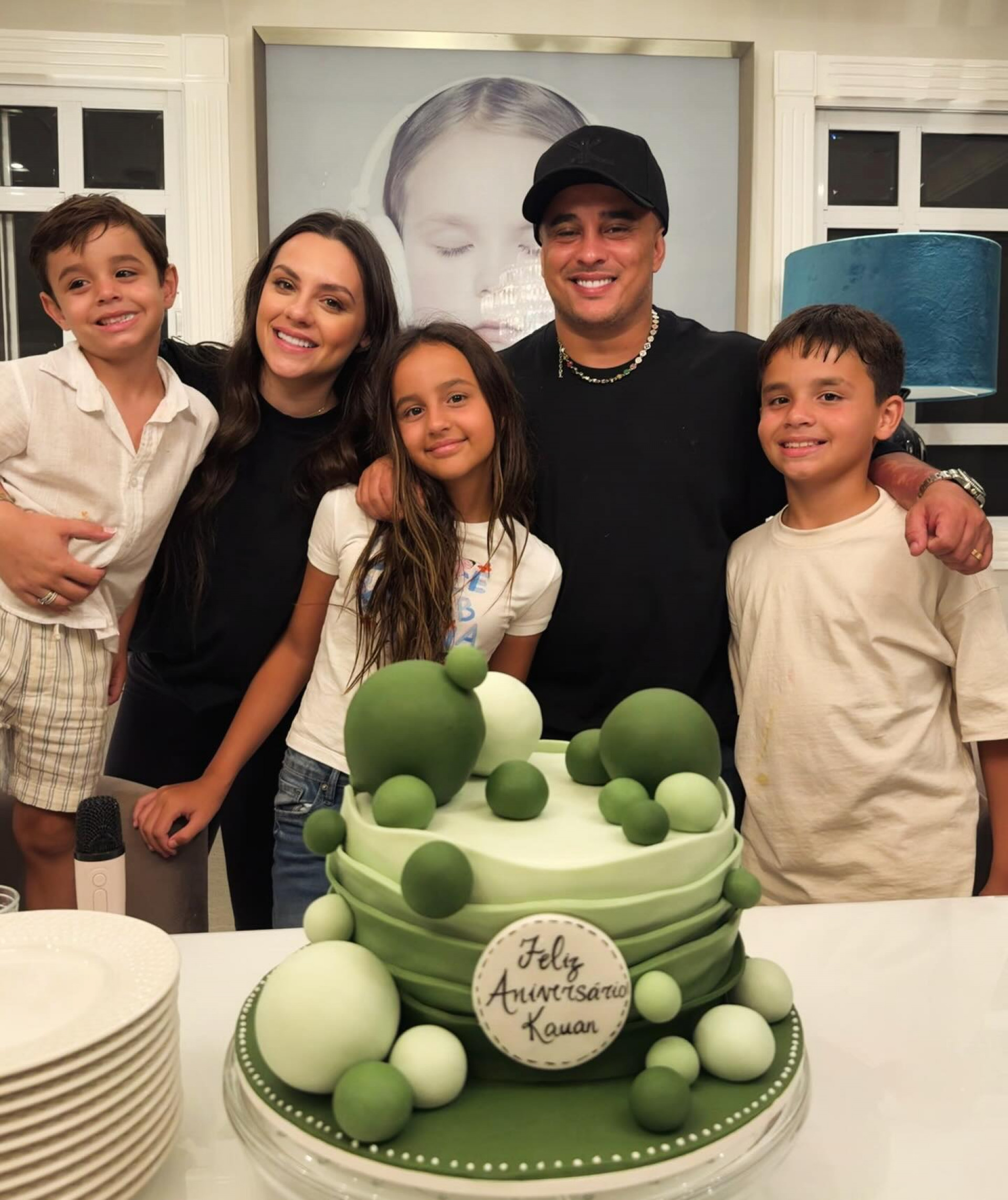 Sarah Biancolini e Kauan com os filhos de Sophia, Bernardo e Arthur
- Reprodução/Instagram