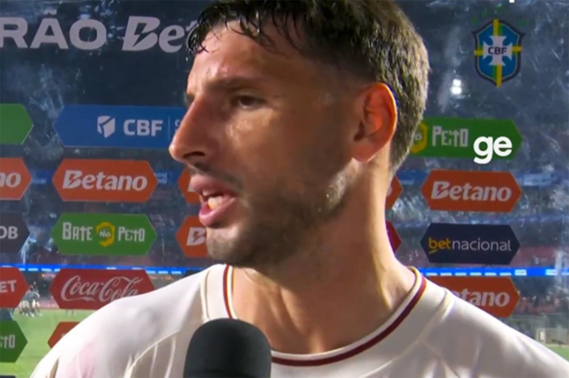 Calleri detona arbitragem ap&oacute;s trope&ccedil;o do S&atilde;o Paulo: “P&ecirc;nalti claro”