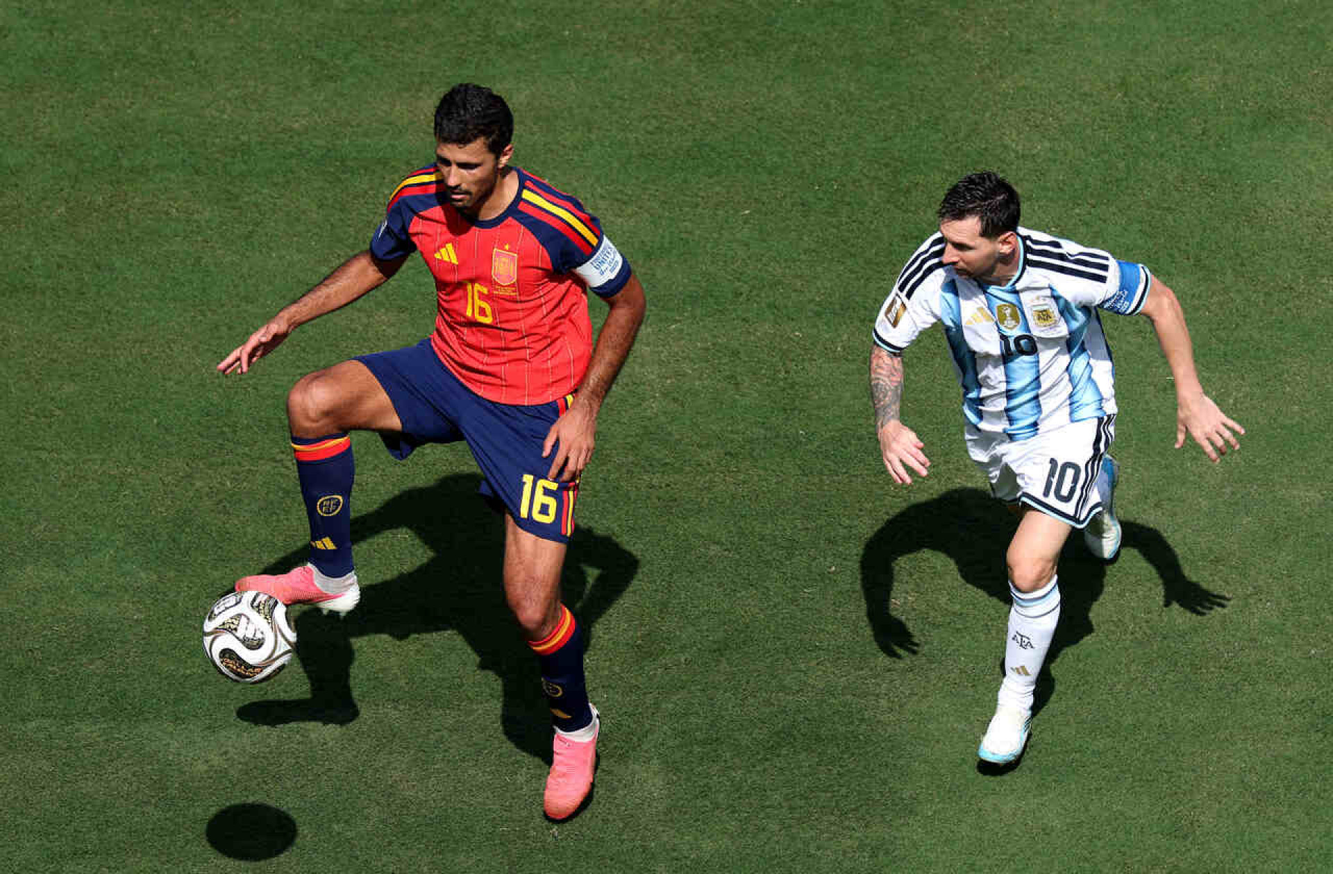 Barcelona faz terceira oferta por Rodri e se aproxima de acordo com o City
