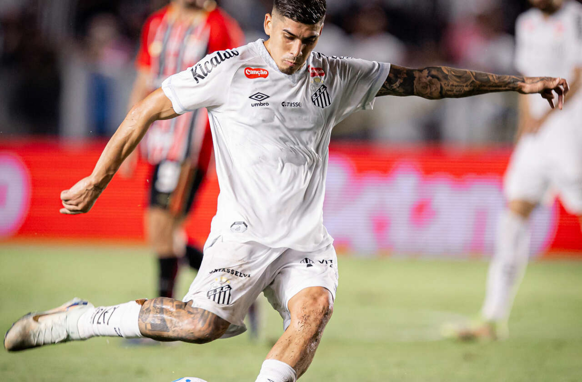 Santos encaminha sa&iacute;da de Adonis Fr&iacute;as ao Racing por empr&eacute;stimo