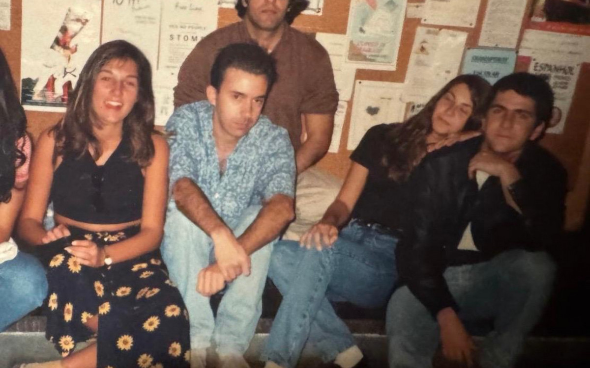 A fã Cintia Ferreira, à esquerda, e a banda, em 1996