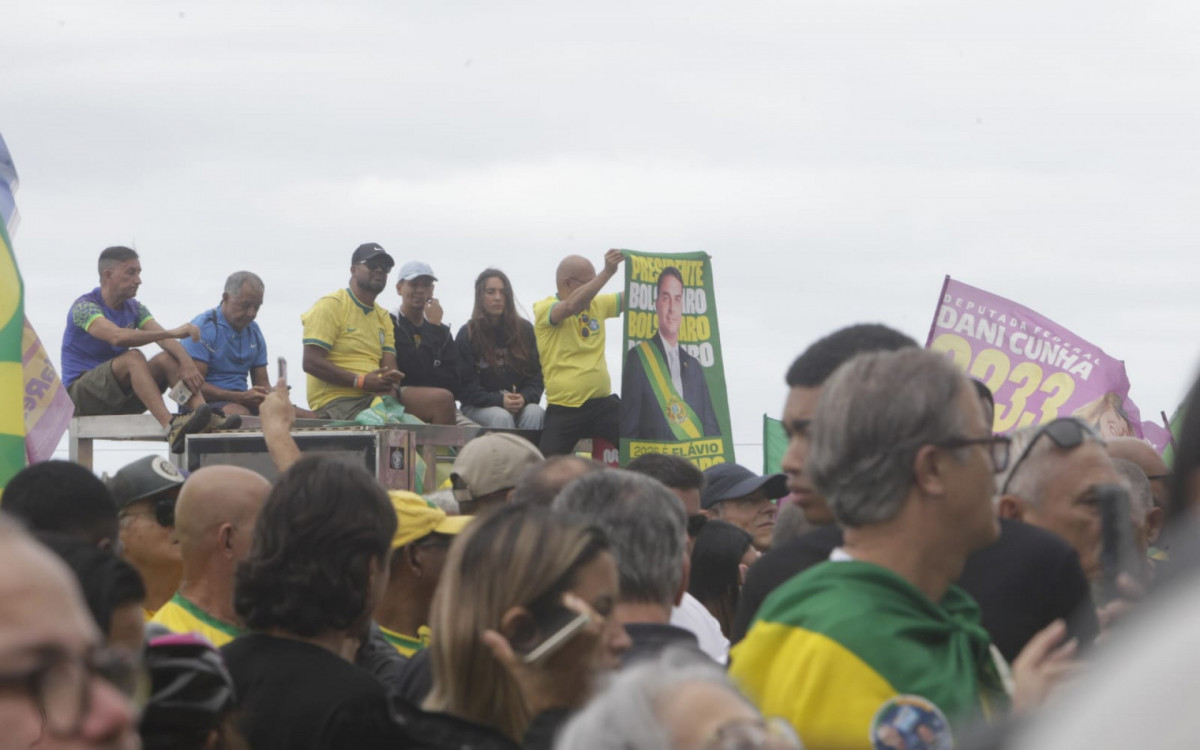 Lançamento da campanha de Flávio Bolsonaro (PL) à presidência reuniu multidão de eleitores