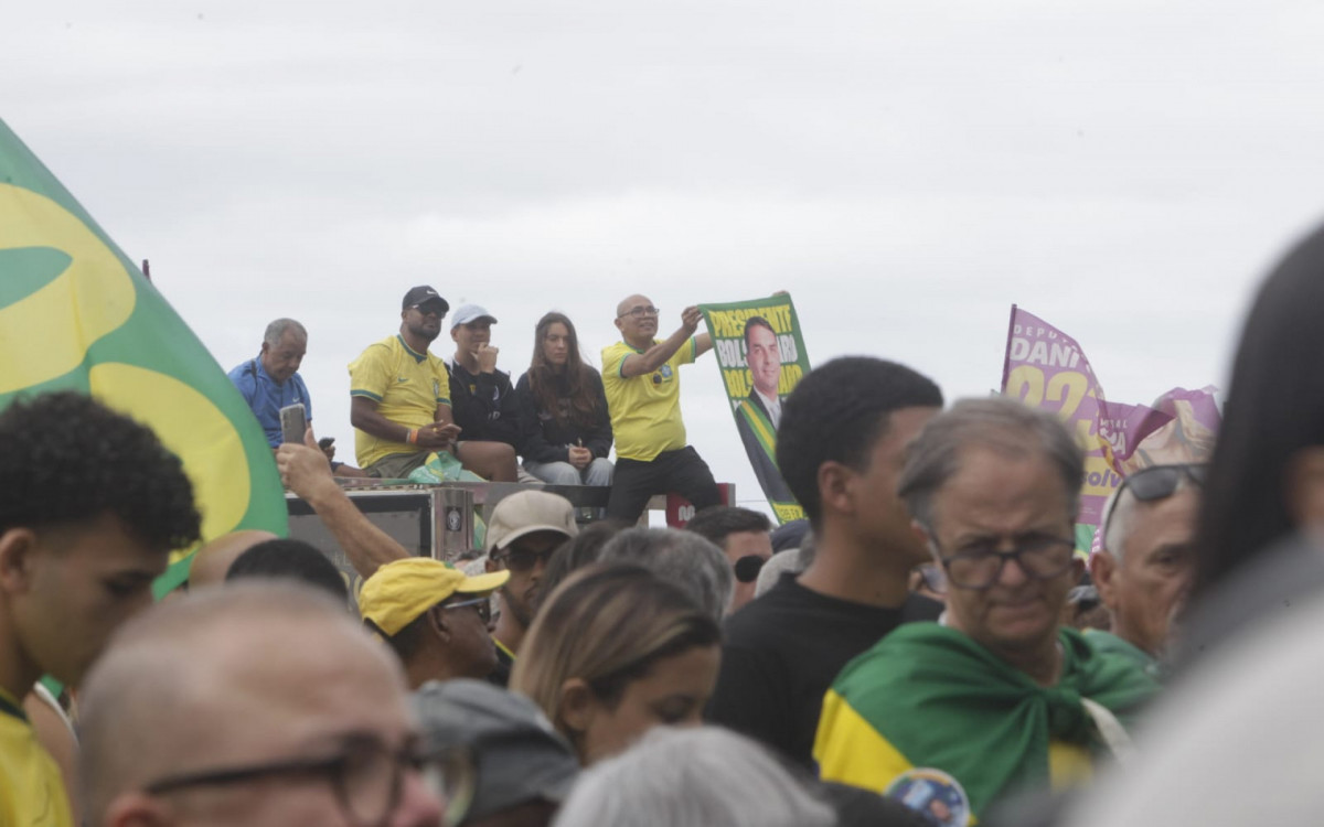 Lançamento da campanha de Flávio Bolsonaro (PL) à presidência reuniu multidão de eleitores
