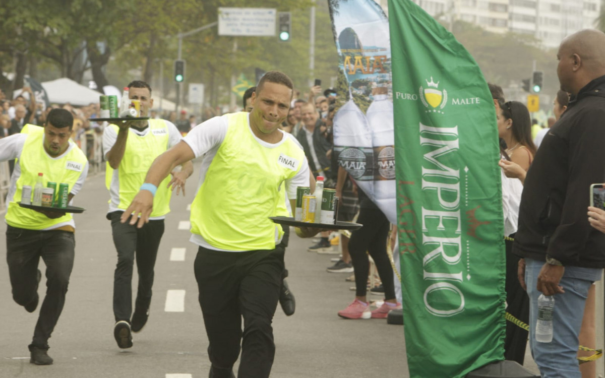 Garçons e garçonetes competiram na Avenida Atlântica, em Copacabana