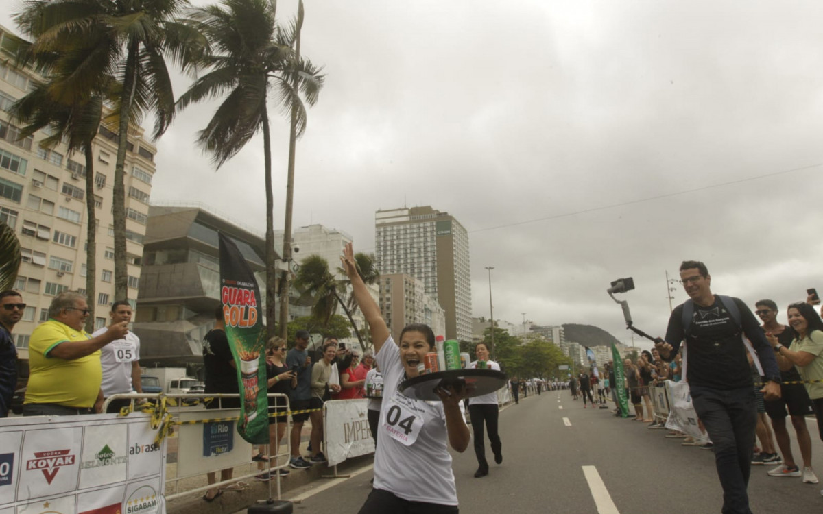 Garçons e garçonetes competiram na Avenida Atlântica, em Copacabana