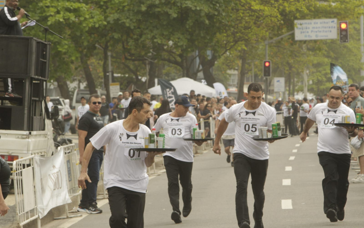 Garçons e garçonetes competiram na Avenida Atlântica, em Copacabana