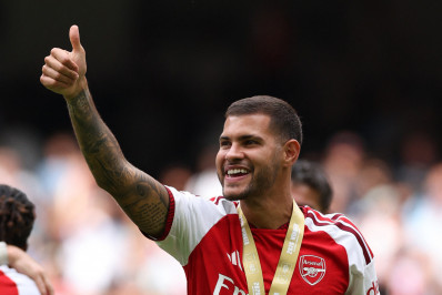 Bruno Guimarães recebe elogio do técnico após título do Arsenal