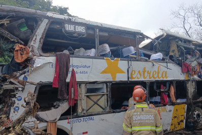 Ônibus tomba na BR-040, em Petrópolis, e deixa nove mortos