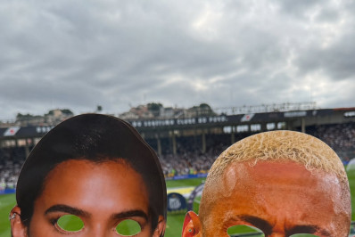 Torcida do Vasco entrega máscaras de Neymar e Marquezine antes do jogo