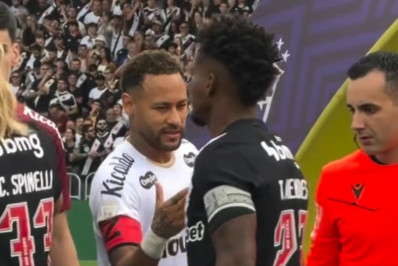 Neymar estende a mão, mas Thiago Mendes o ignora; veja o vídeo