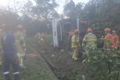 Ônibus tomba na BR-040 e deixa oito mortos em Petrópolis