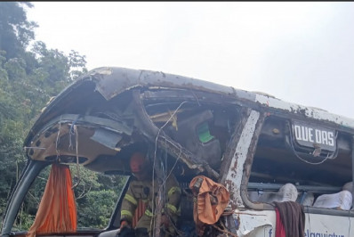 Ônibus tomba na BR-040, em Petrópolis, e deixa nove mortos