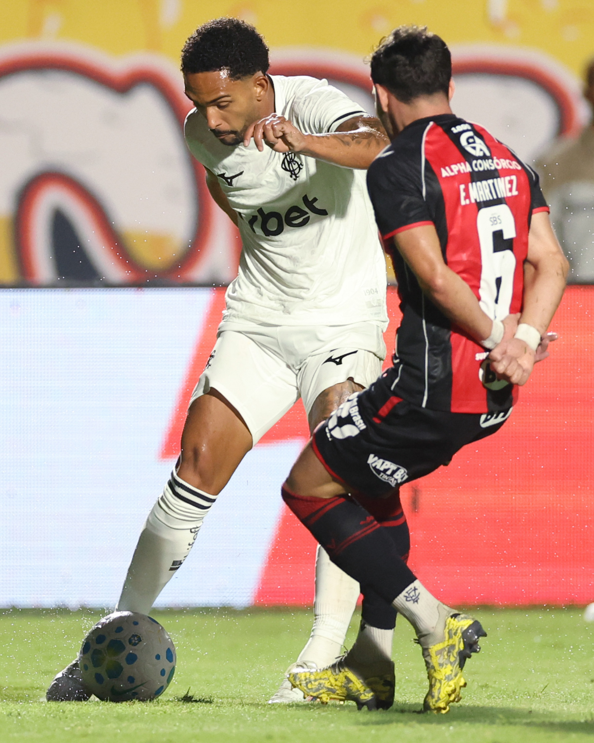 Durante a etapa complementar, o lateral-direito, Vitinho, salvou o Glorioso de sofrer o segundo gol do Vitória no Barradão