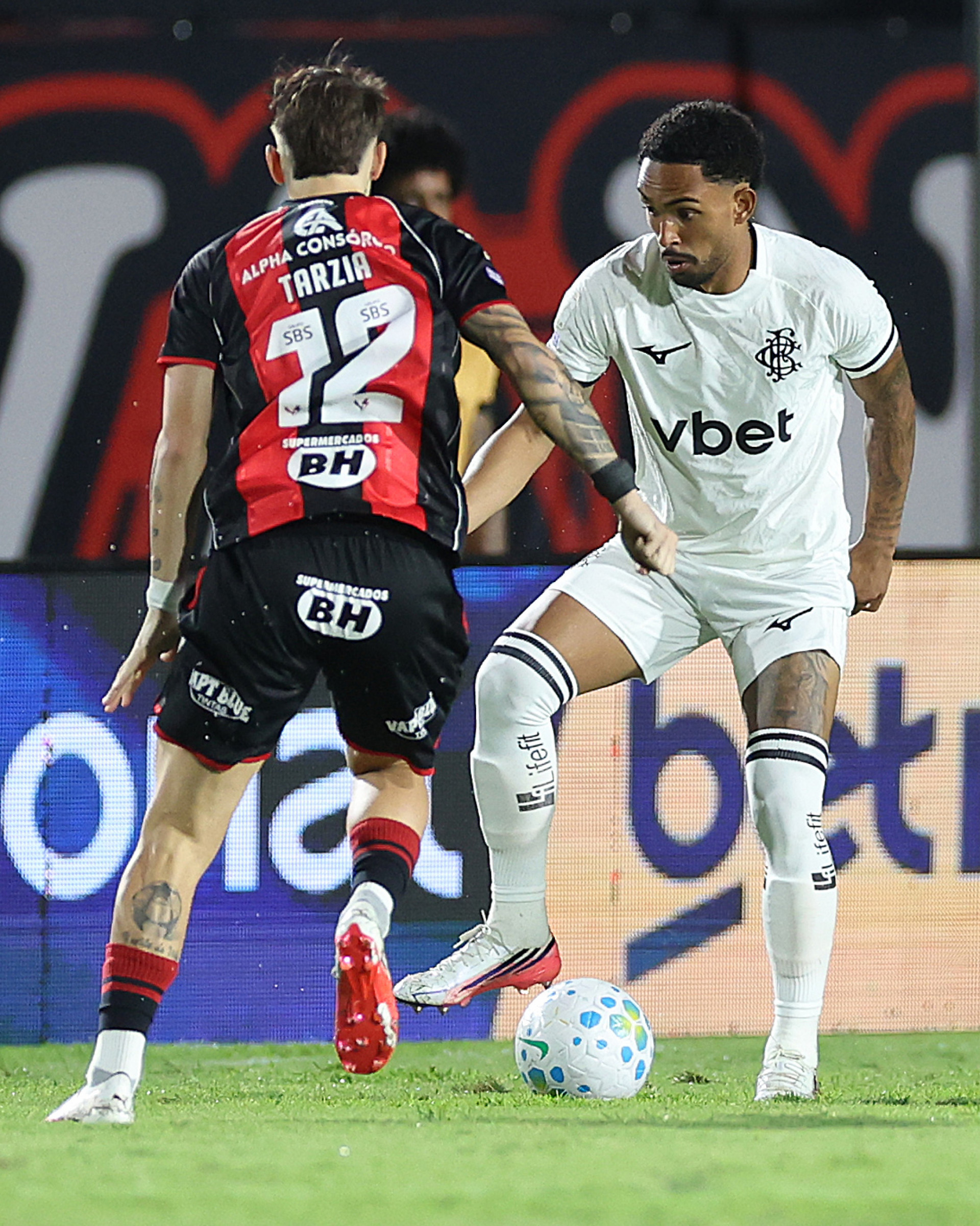 Vitinho foi um dos destaques defensivos do Glorioso na partida