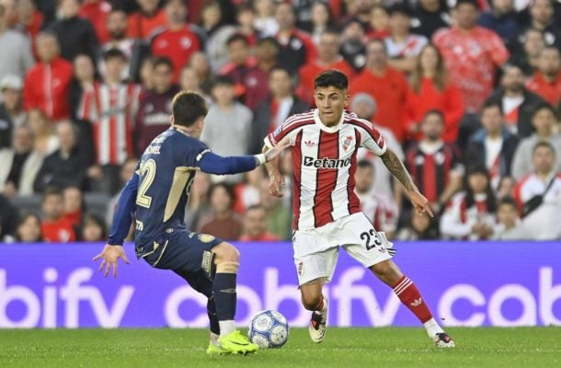 Almada estreia no River com festa da torcida diante do Argentinos Jrs