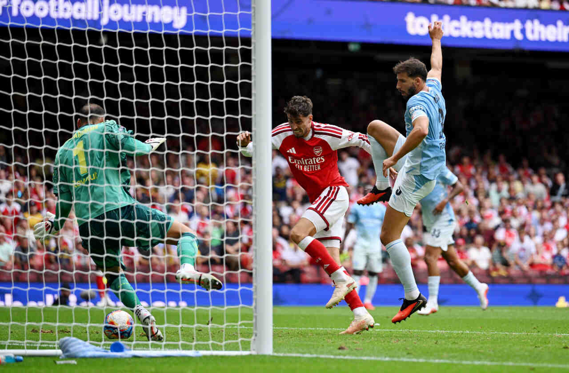 Arsenal arrasa o City e &eacute; campe&atilde;o da Supercopa da Inglaterra