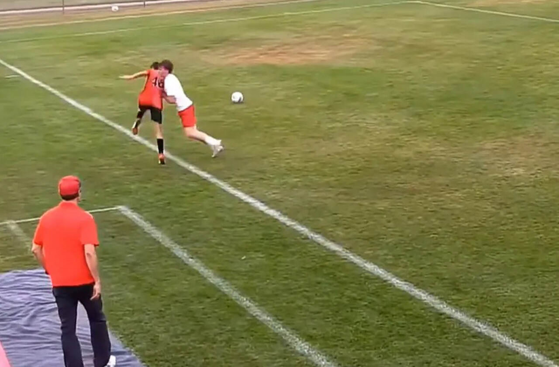 V&iacute;deo: pancadaria generalizada interrompe jogo escolar nos EUA
