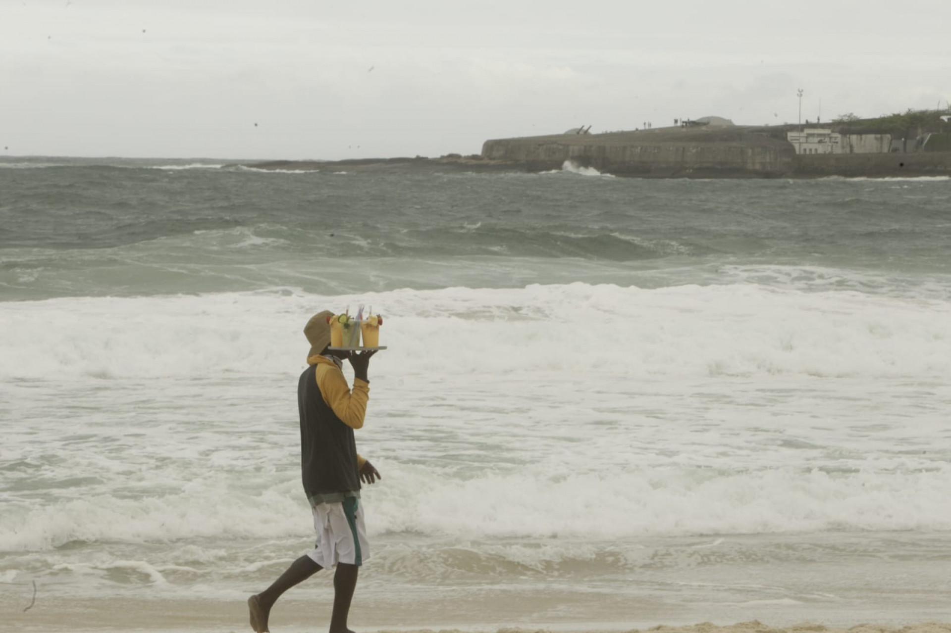Cariocas e turistas compareceram à praia de Copacabana mesmo com céu nublado - Reginaldo Pimenta / Agência O Dia