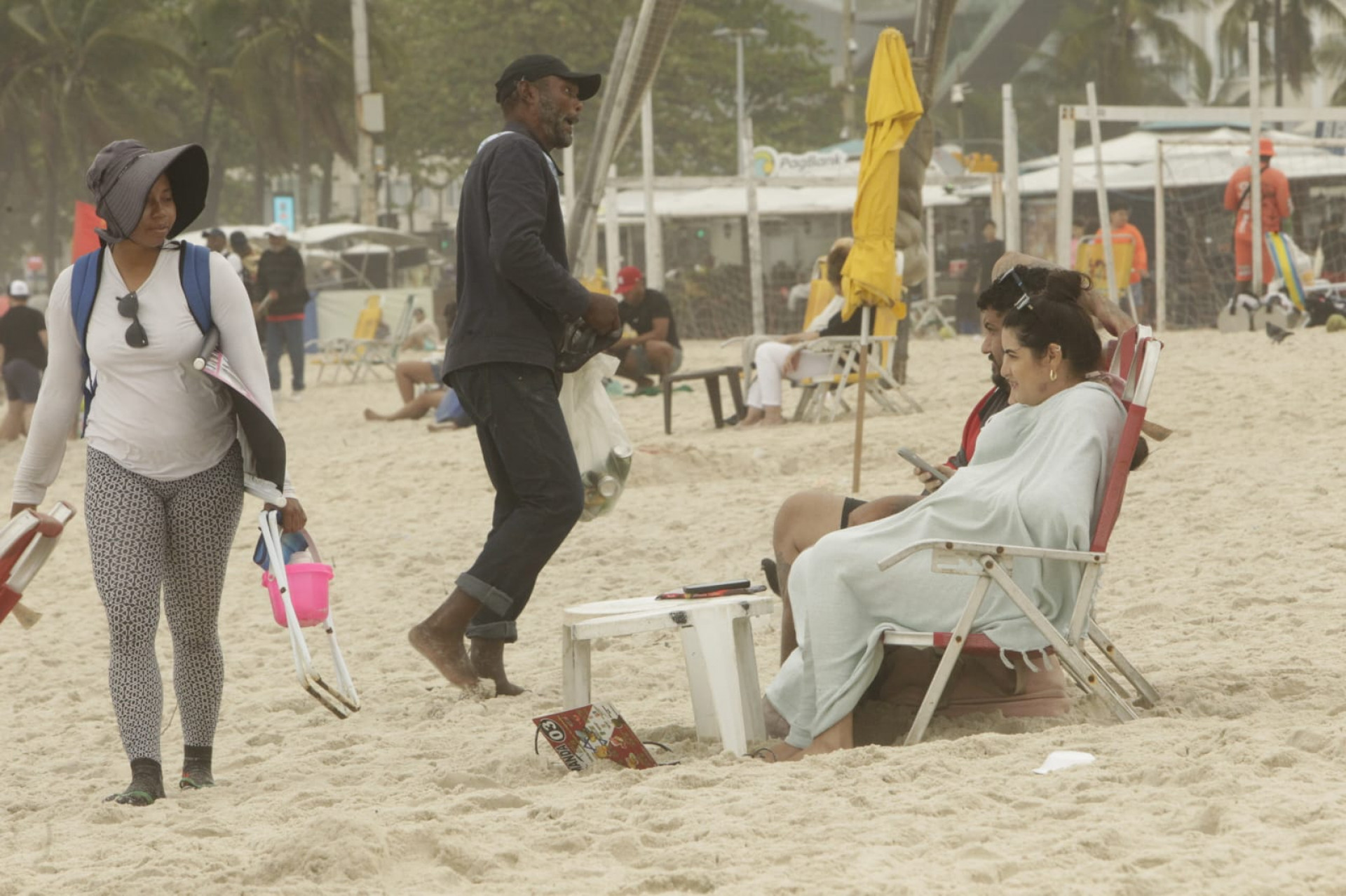 Cariocas e turistas compareceram à praia de Copacabana mesmo com céu nublado - Reginaldo Pimenta / Agência O Dia