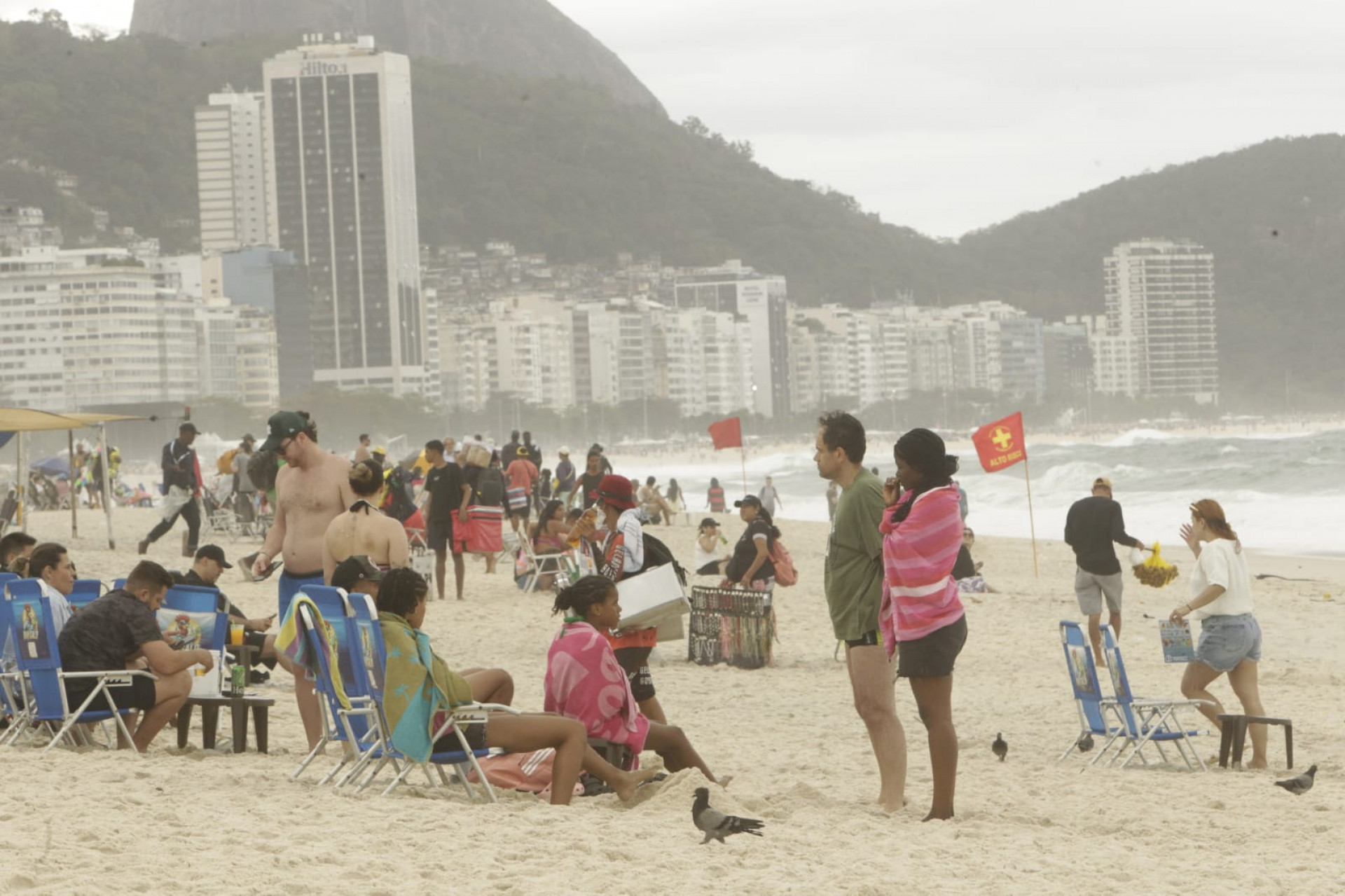 Cariocas e turistas compareceram à praia de Copacabana mesmo com céu nublado - Reginaldo Pimenta / Agência O Dia