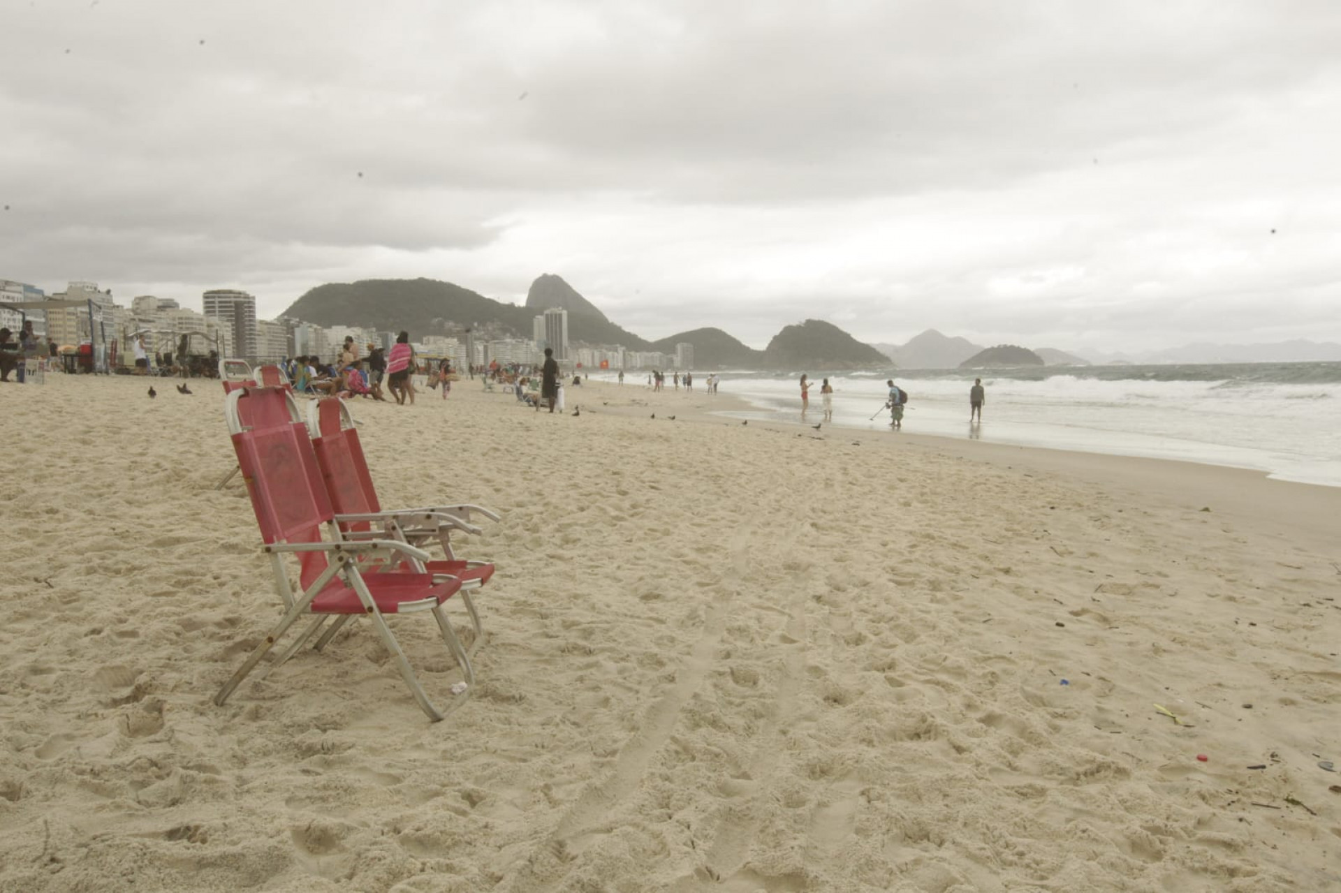 Cariocas e turistas compareceram à praia de Copacabana mesmo com céu nublado - Reginaldo Pimenta / Agência O Dia
