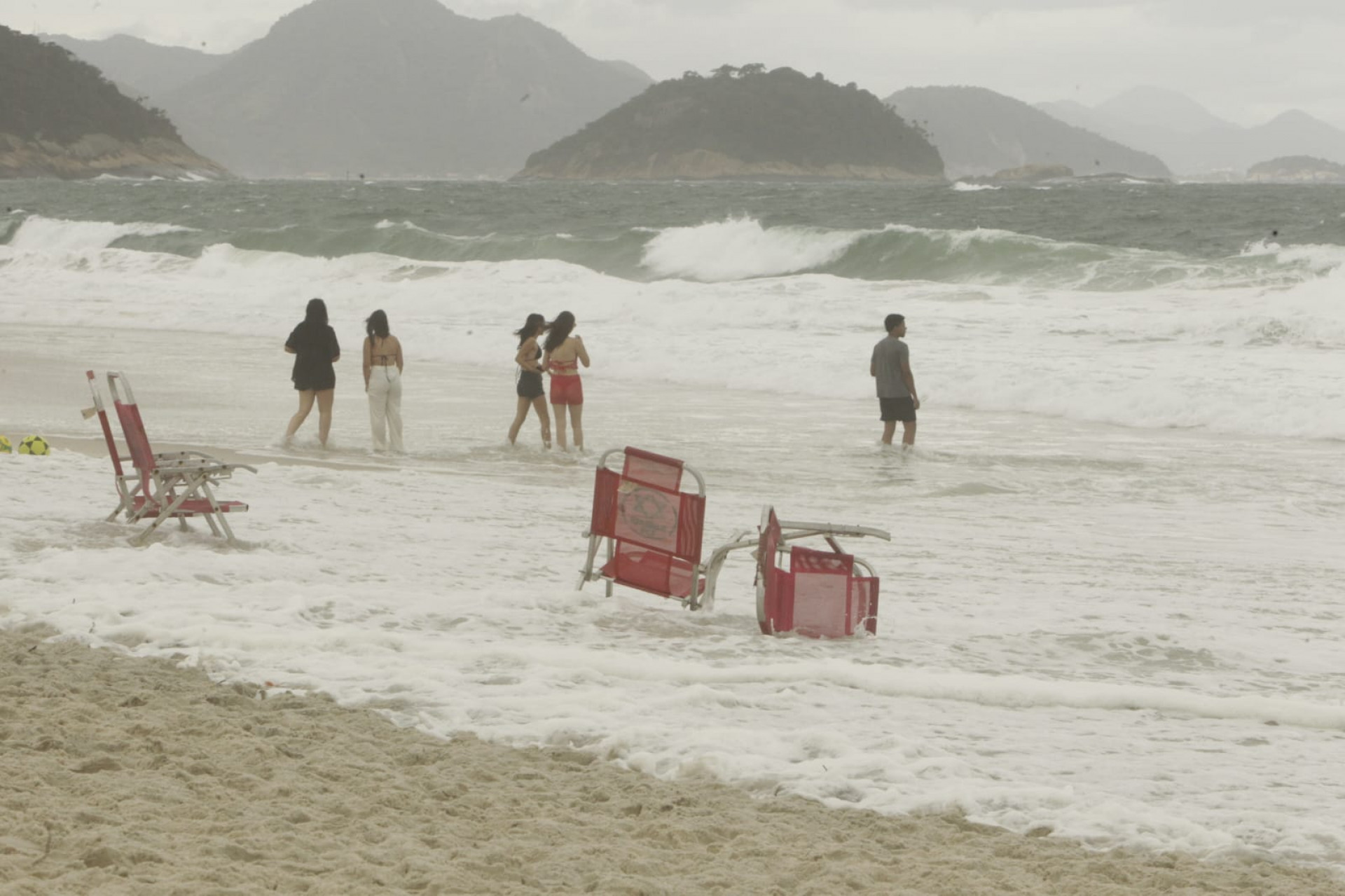 Cariocas e turistas compareceram à praia de Copacabana mesmo com céu nublado - Reginaldo Pimenta / Agência O Dia