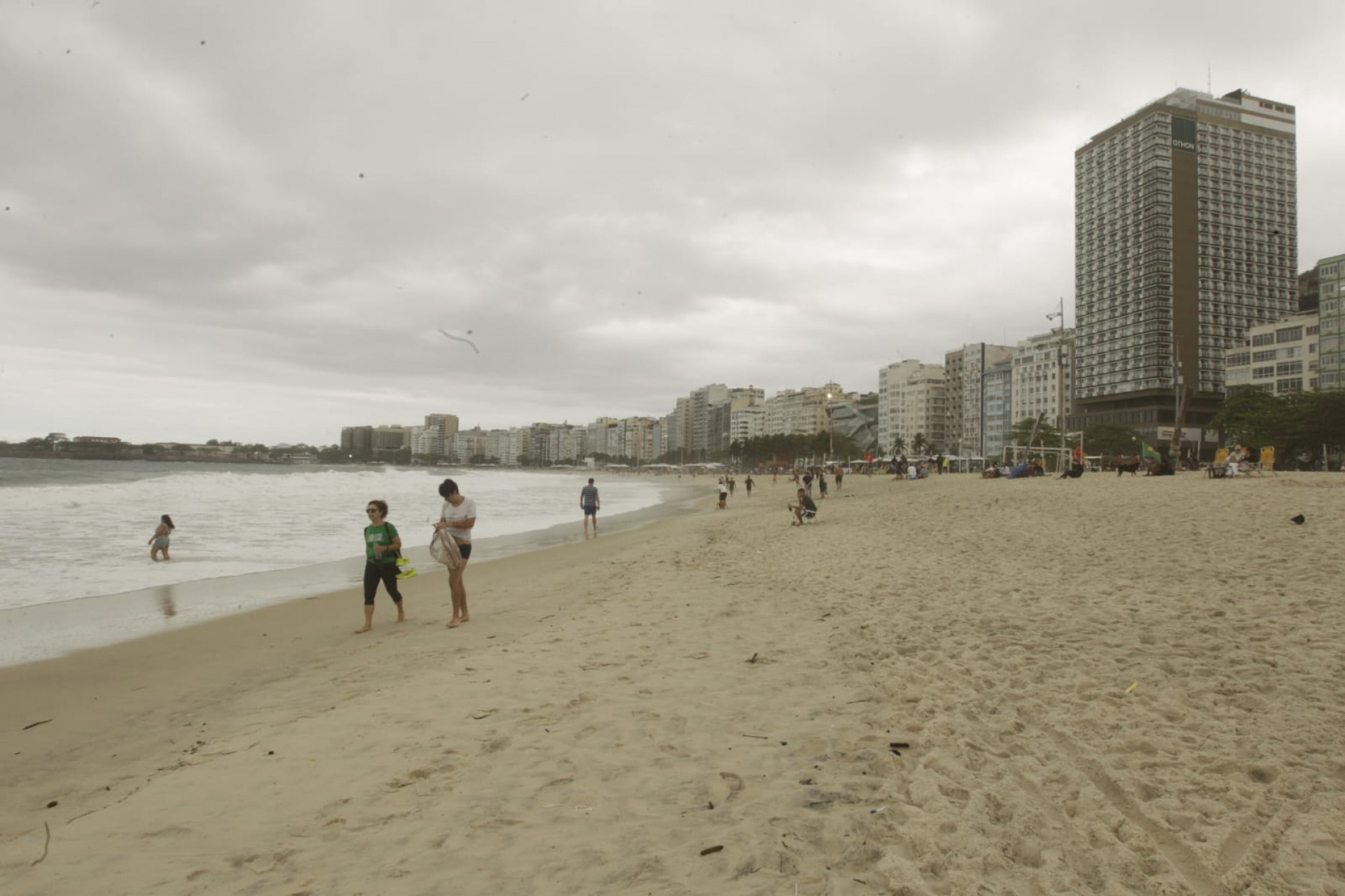 Cariocas e turistas compareceram à praia de Copacabana mesmo com céu nublado - Reginaldo Pimenta / Agência O Dia