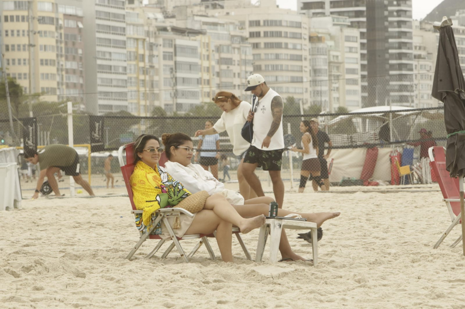 Cariocas e turistas compareceram à praia de Copacabana mesmo com céu nublado - Reginaldo Pimenta / Agência O Dia