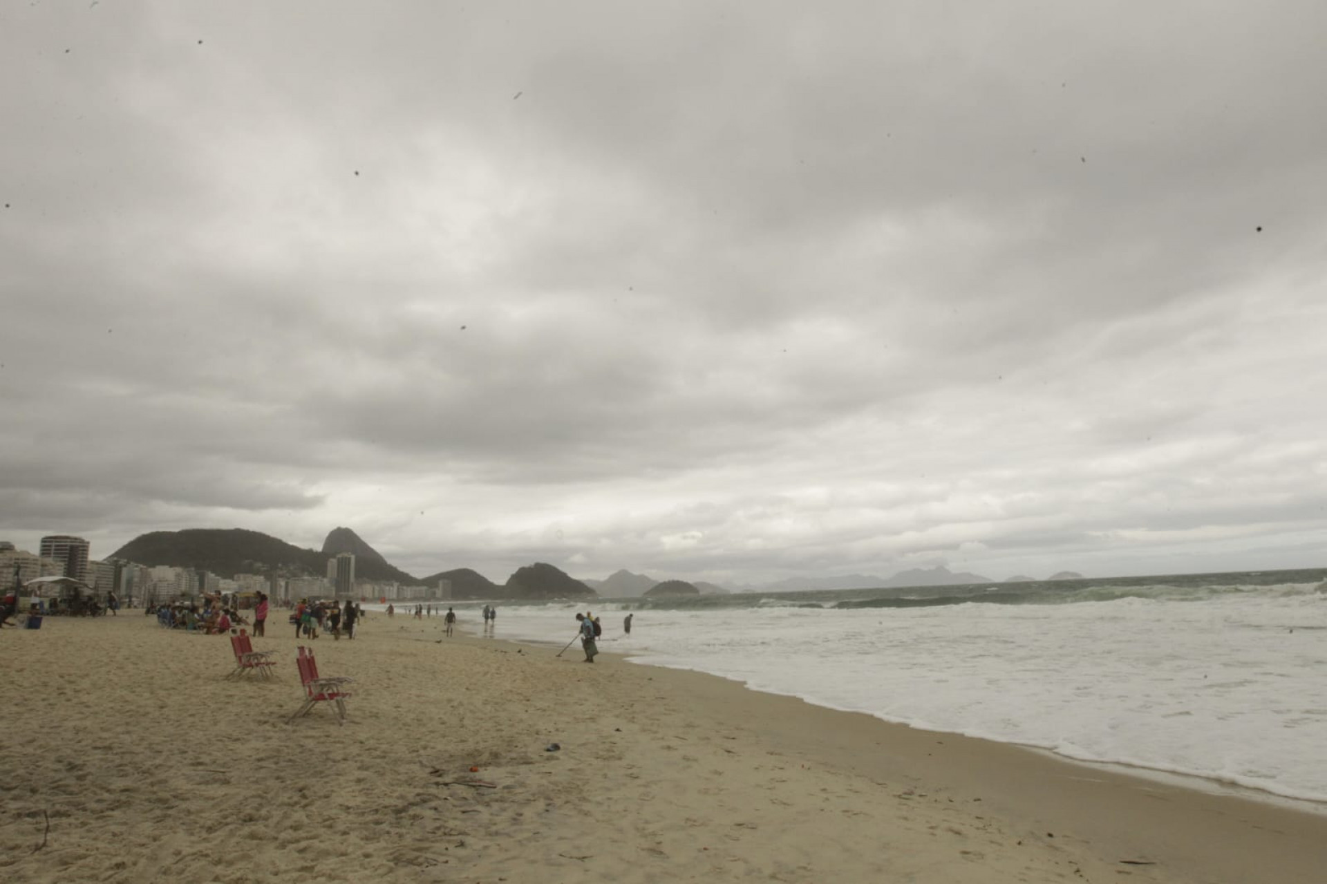 Cariocas e turistas compareceram à praia de Copacabana mesmo com céu nublado - Reginaldo Pimenta / Agência O Dia