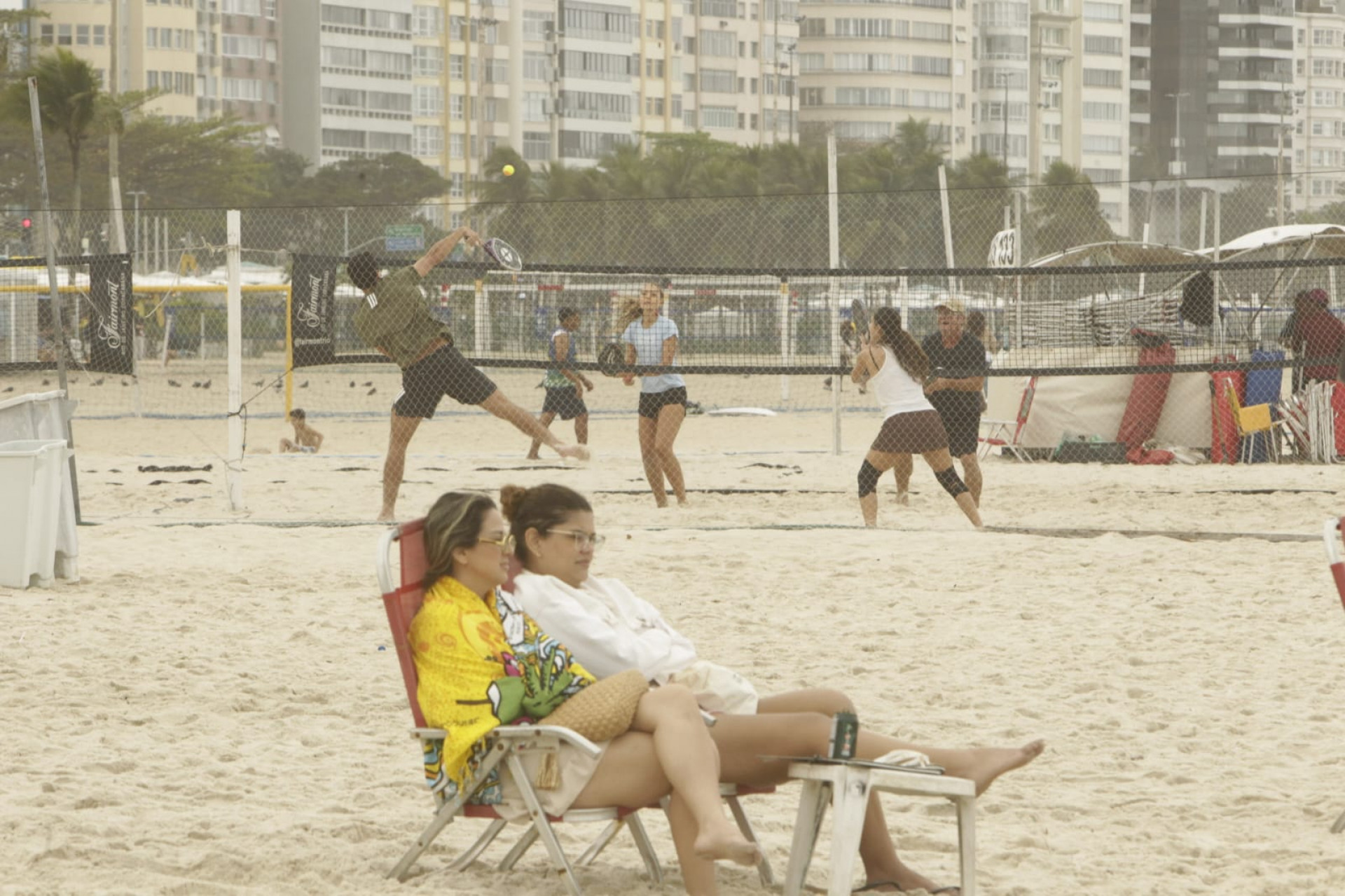 Cariocas e turistas compareceram à praia de Copacabana mesmo com céu nublado - Reginaldo Pimenta / Agência O Dia