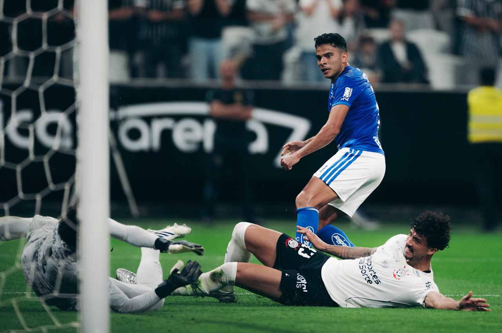 Cruzeiro bate o Corinthians em Itaquera e cola no G4 do Brasileiro