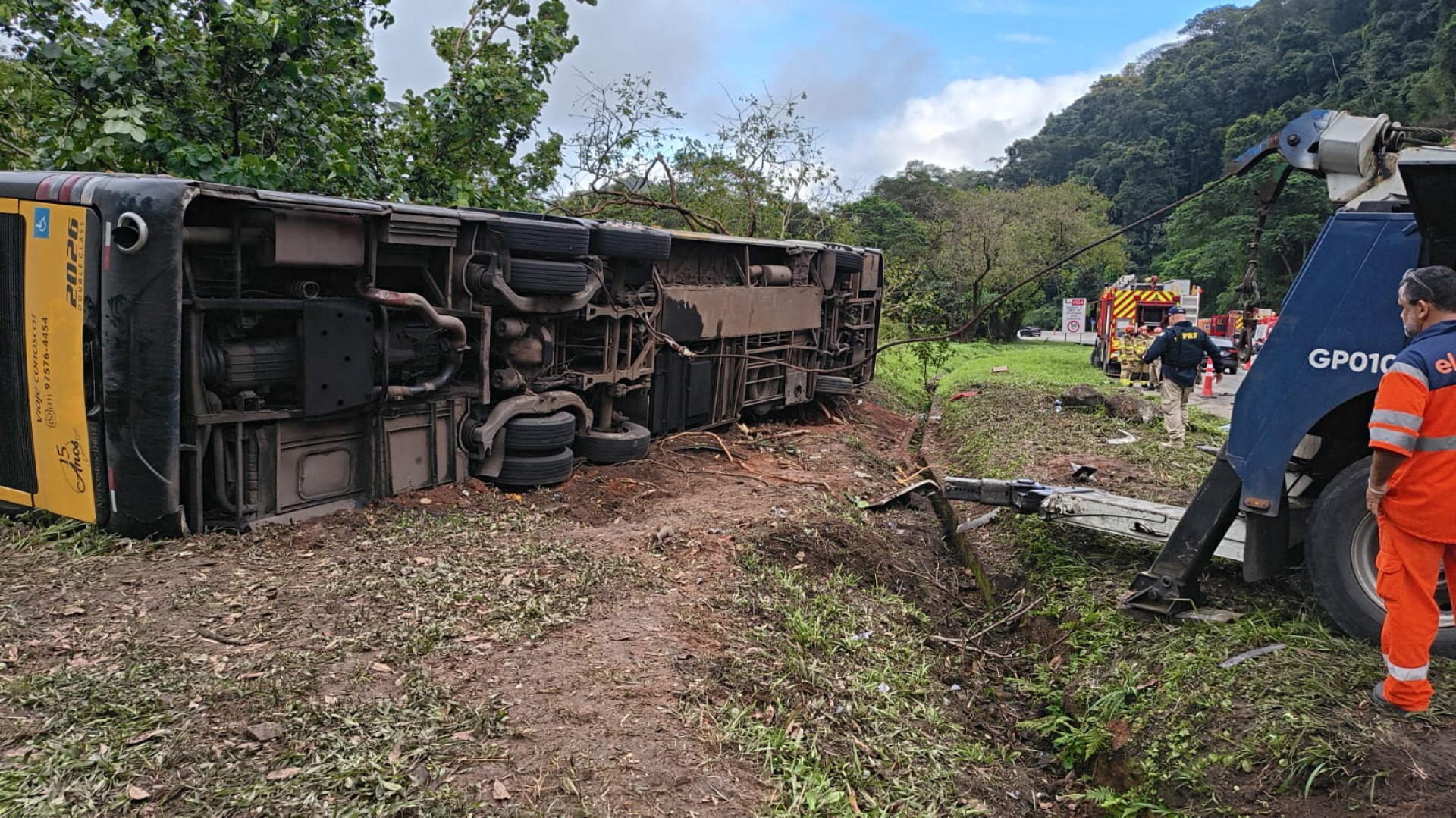 Nove pessoas morrem e 40 ficam feridas após ônibus tombarem na BR-040, na Região Serrana - Divulgação CBMERJ