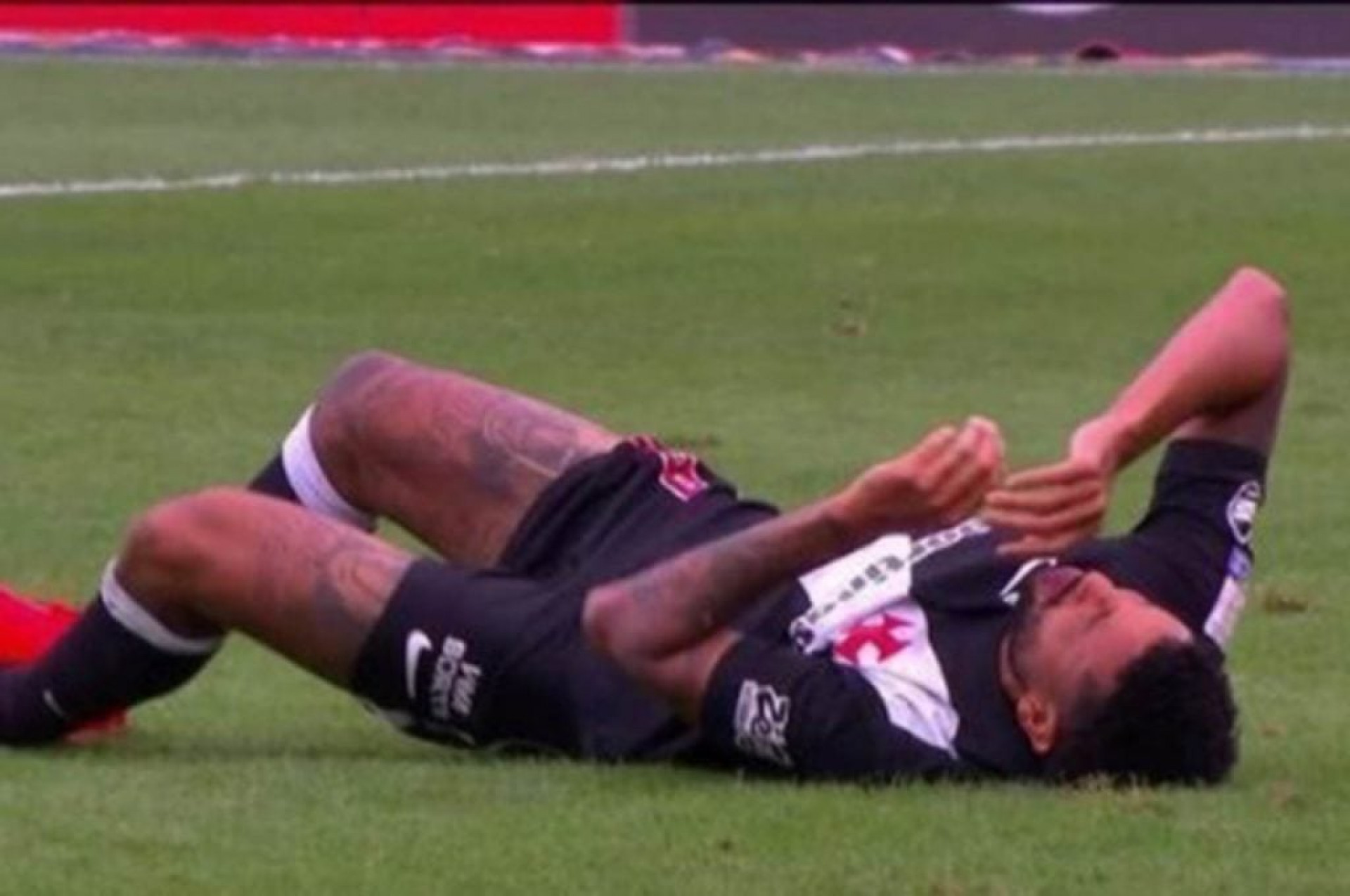 Jair sente dores na coxa e vira preocupa&ccedil;&atilde;o no Vasco