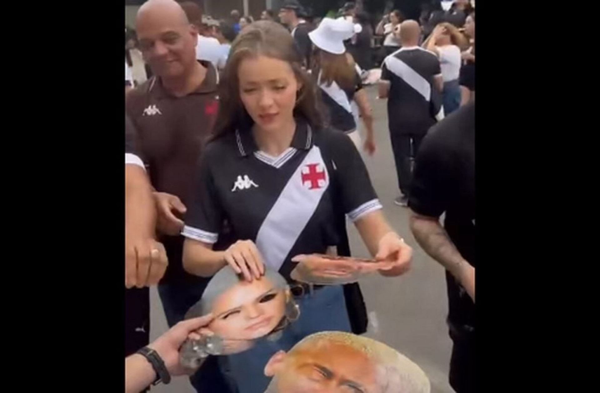 Torcida do Vasco provoca Neymar com m&aacute;scaras de Bruna Marquezine