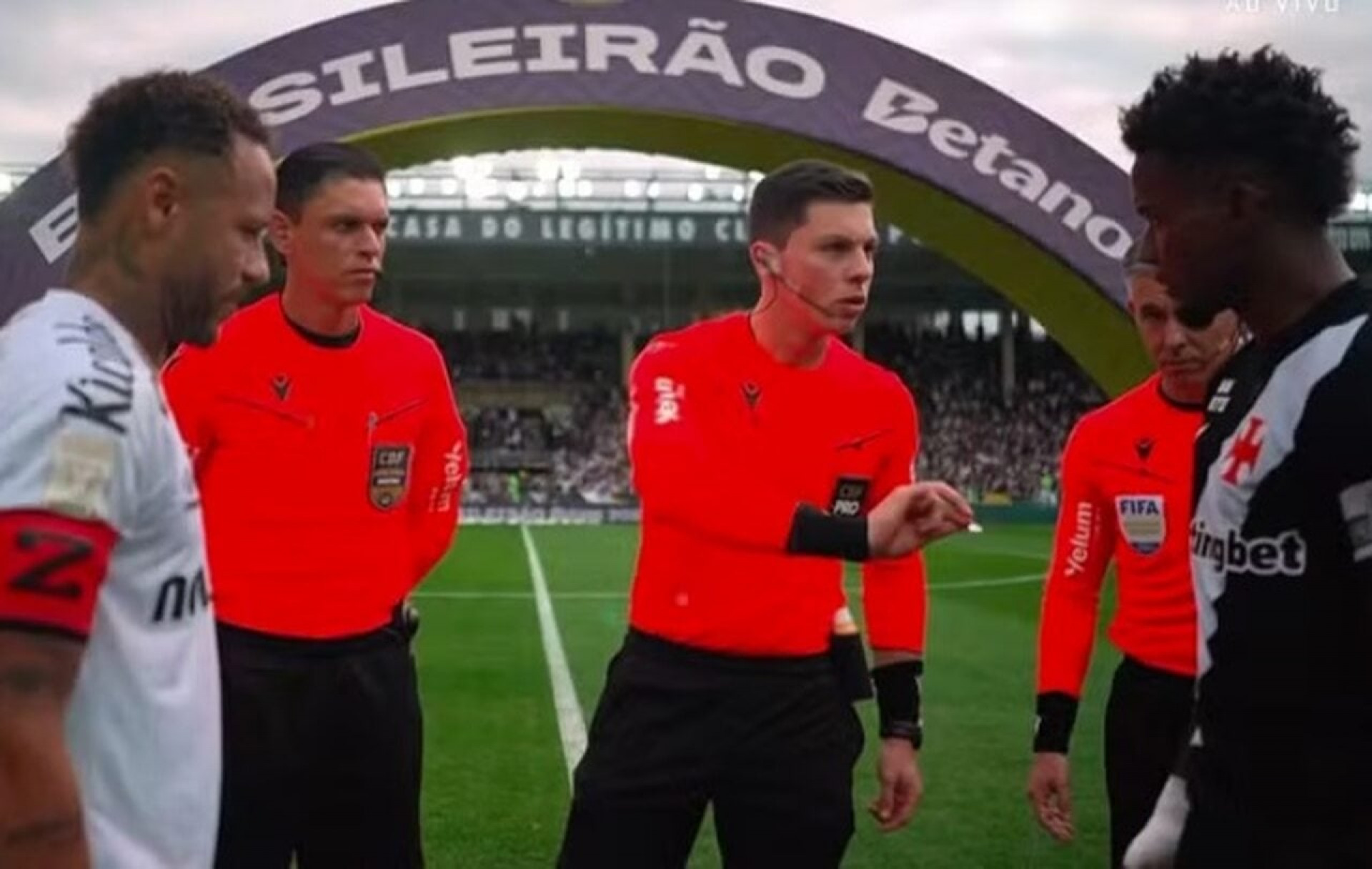 V&iacute;deo: Thiago Mendes ignora Neymar antes de Vasco x Santos