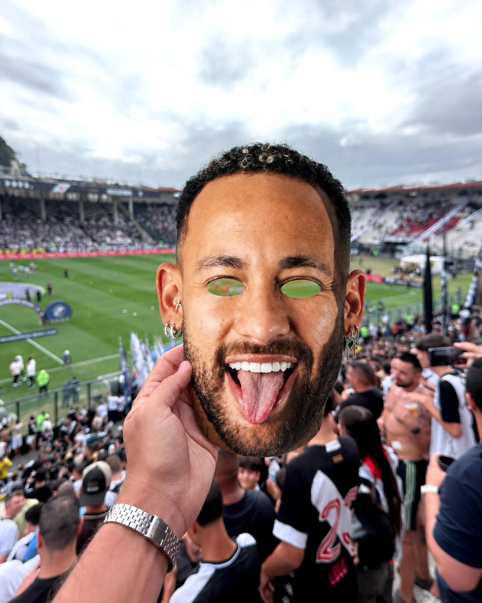 Santos faz montagem mudando máscara de Neymar chorando, feita por torcedores do Vasco, por uma do camisa 10 feliz - Reprodução / X do Santos
