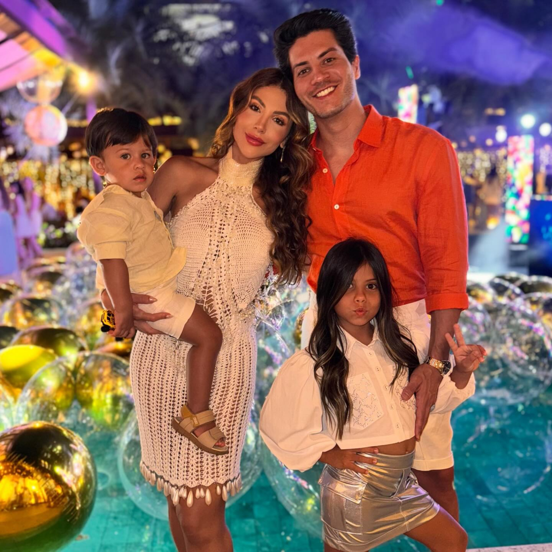 Arthur Aguiar com a mulher, Jheny Santucci, e os filhos Sophia e Gabriel  - Reprodução/Instagram
