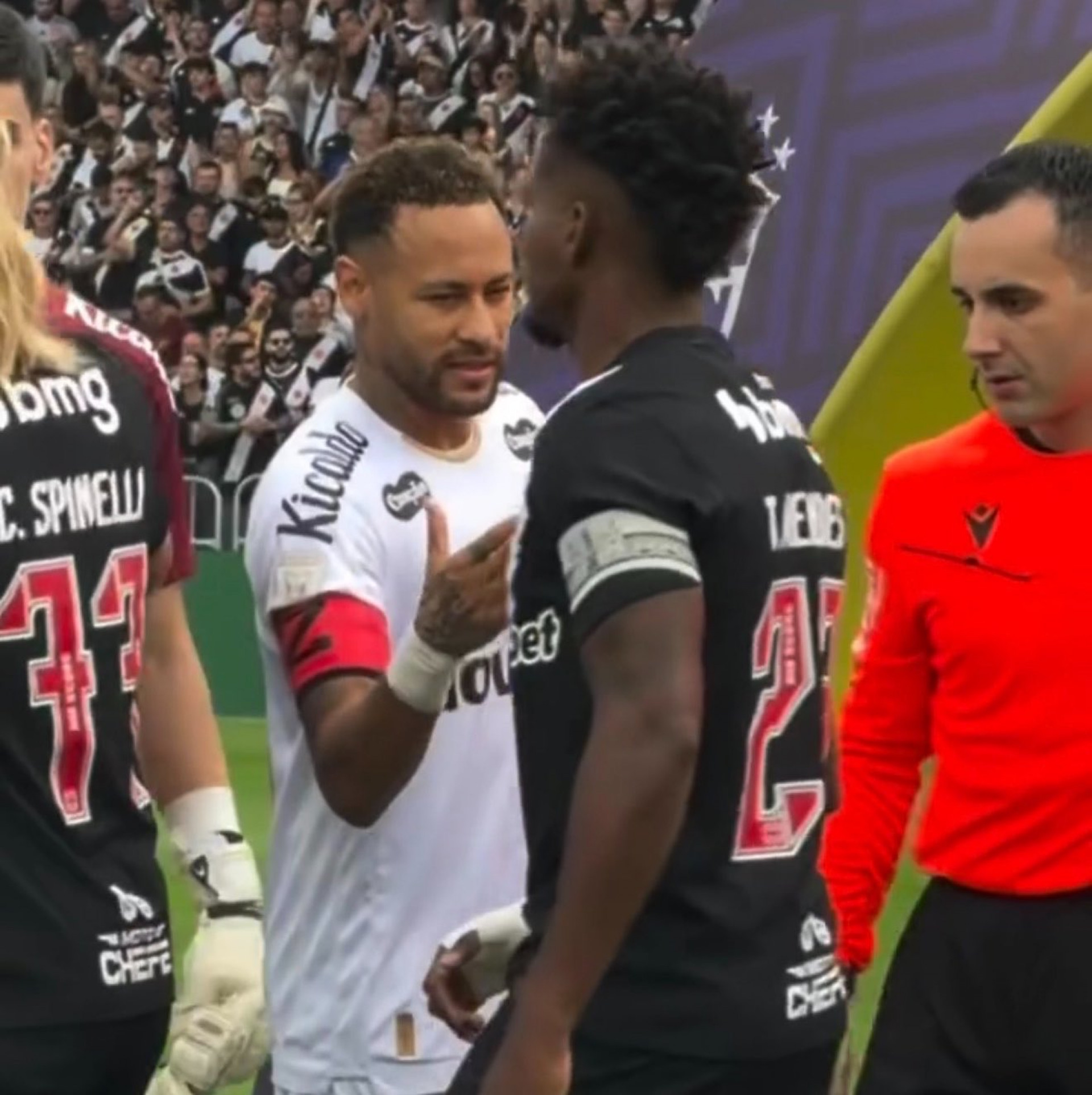 Momento em que Thiago Mendes, do Vasco, ignora o cumprimento de Neymar, do Santos - Reprodução de TV