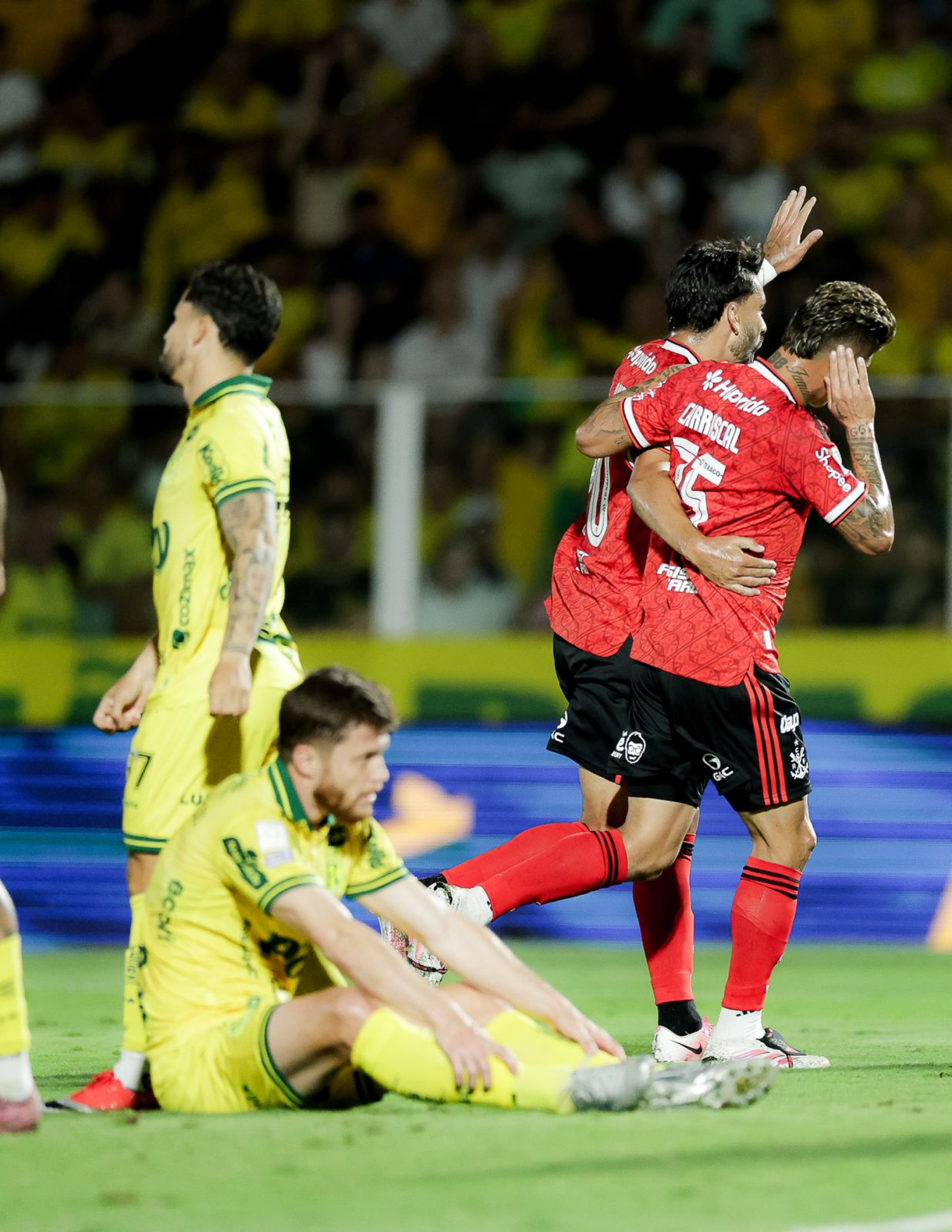 Lucas Paquet&aacute; e Carrascal comemoram o primeiro gol em Mirassol x Flamengo - Gilvan de Souza/Flamengo