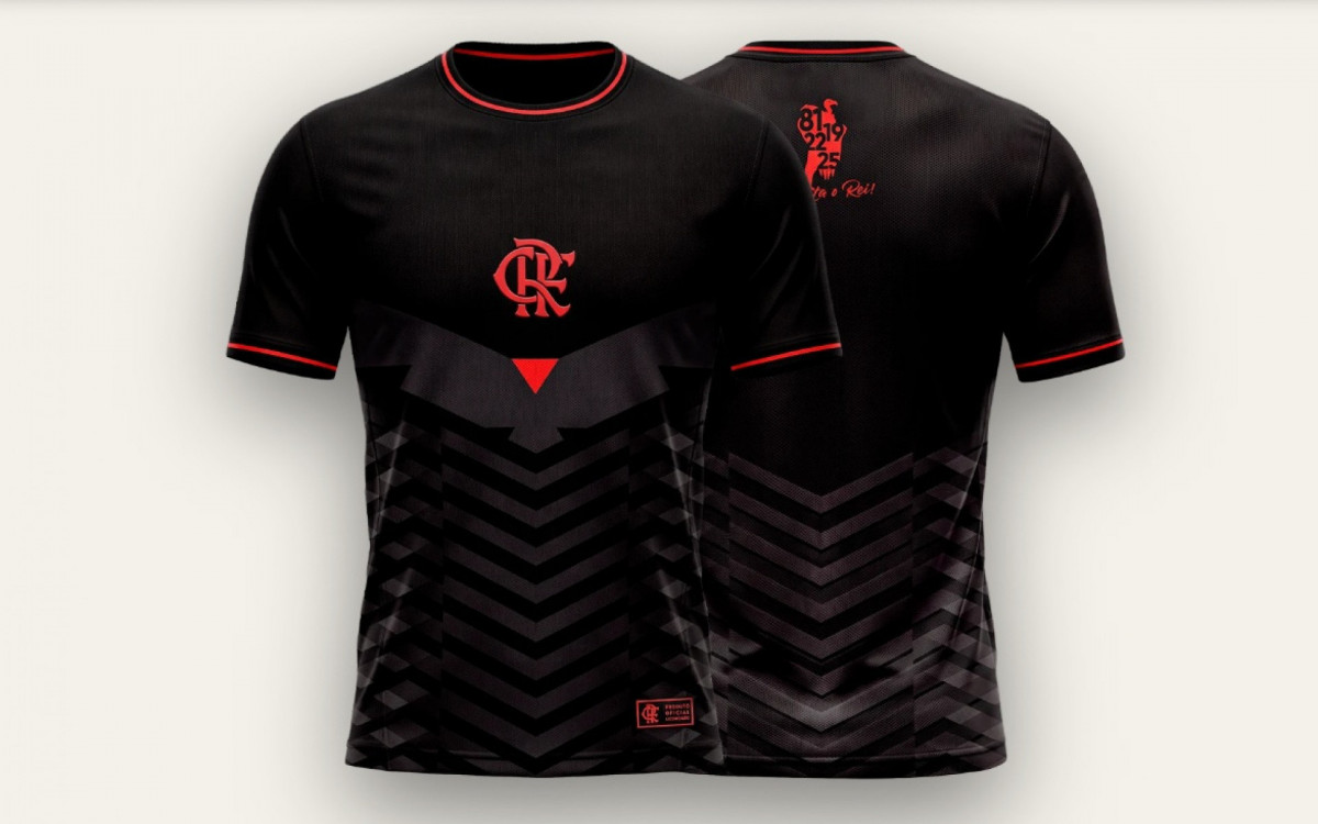 A \'Respeita O Rei\' é uma camisa de Daniel Barbosa inspirada no urubu com uma composição geométrica formando a silhueta da ave em pleno voo