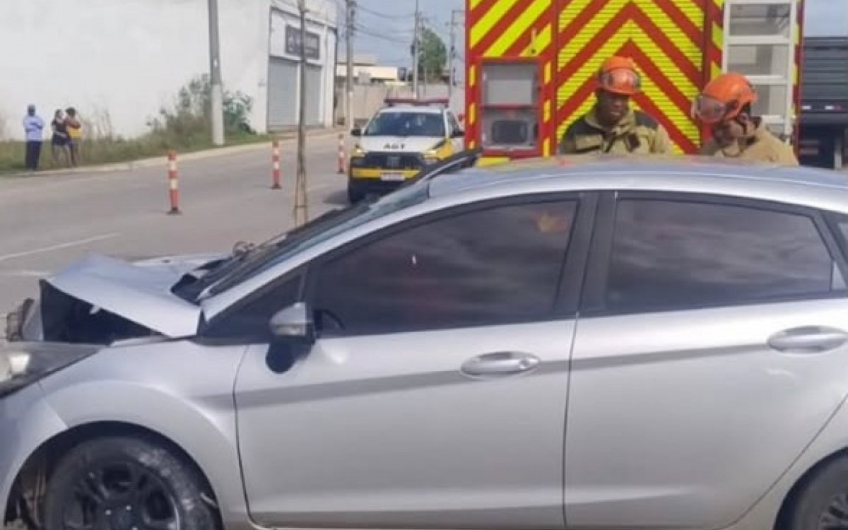 Veículo colidiu contra um poste na Avenida Industrial, em Macaé, após o motorista perder o controle da direção