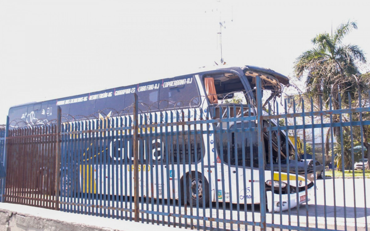 Ônibus que tombou em Petrópolis, na madrugada de domingo