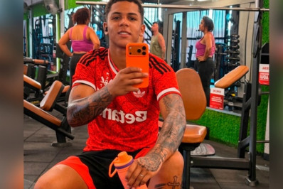 Jogador do Cruzeiro se desculpa por foto com camisa do Flamengo