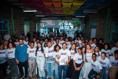 Entrega de 50 celulares do Comunica Jovem marca encerramento da Semana da Juventude em Paracambi