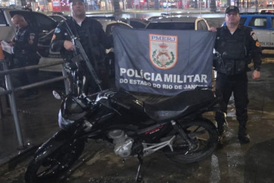 Abordagem em Nova Iguaçu termina com dois presos e moto roubada recuperada