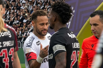 'Treta' entre Neymar e Thiago Mendes repercute na imprensa estrangeira