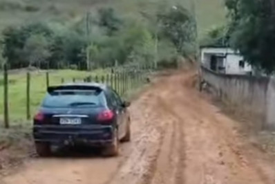 Chuva deixa estrada vicinal intransitável em Macabu