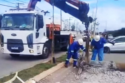 Carro bate em poste e deixa ocupantes feridos em Macaé